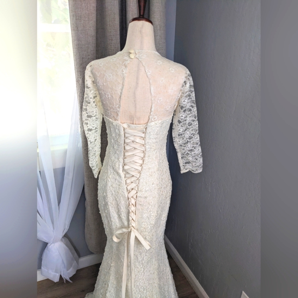 Vintage Trumpet/Mermaid V-Neck Court Train Lace & Beaded Wedding Dress - Picture 7 of 9